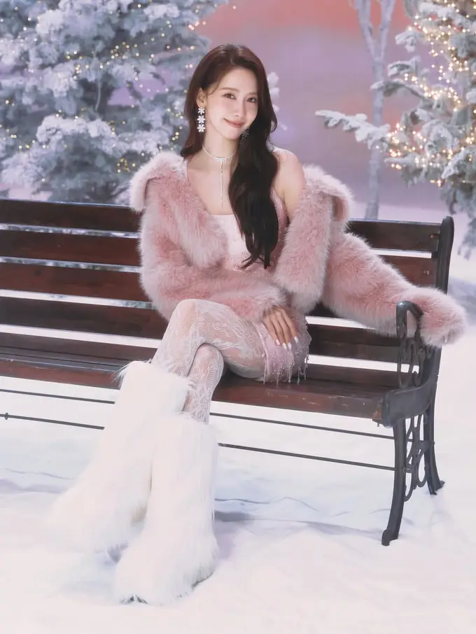 Bak Barbie Musim Dingin, Yoona SNSD Balik ke Mode Idol dengan Gaya Feminin Serba Pink