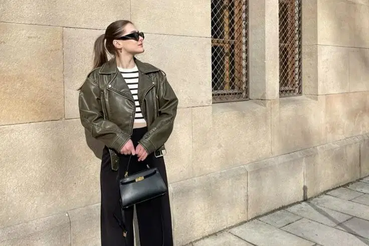 5 Tren Travel Wear 2026, Outfit Leather Jadi Andalan!