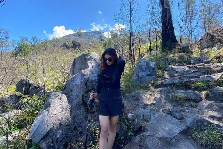7 Inspirasi Outfit Naik Gunung Wanita Celana Pendek, Fashionable!