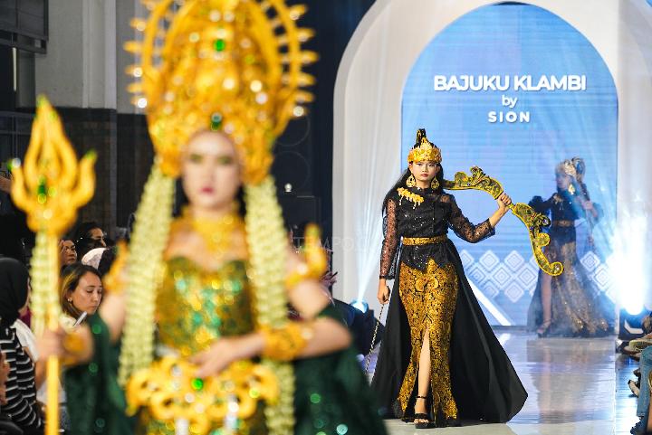 Melihat Parade Busana di Indonesia Fashion Runway
