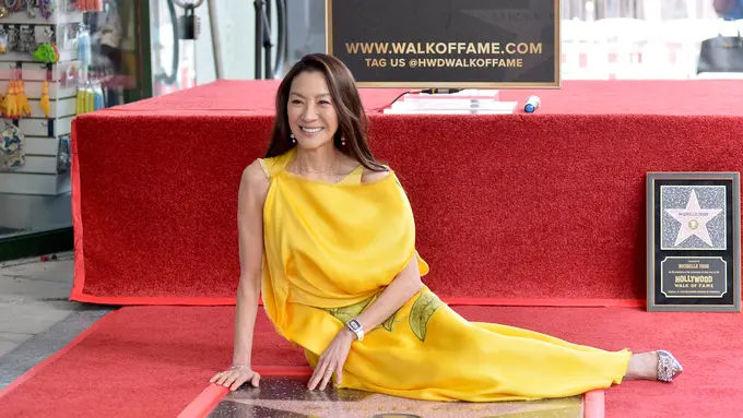Pesona Effortless Michelle Yeoh Resmikan Hollywood Walk of Fame Miliknya dengan Gaun Dior dan Jam Tangan Mewah
