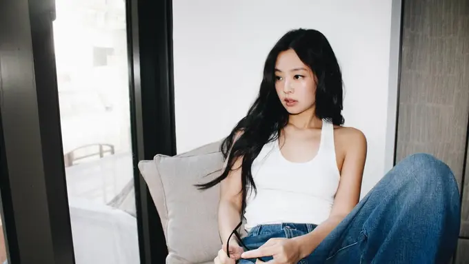 Effortless Tapi Mahal, Jennie BLACKPINK Curi Perhatian di New York Fashion Week 2026 dengan Tank Top Putih